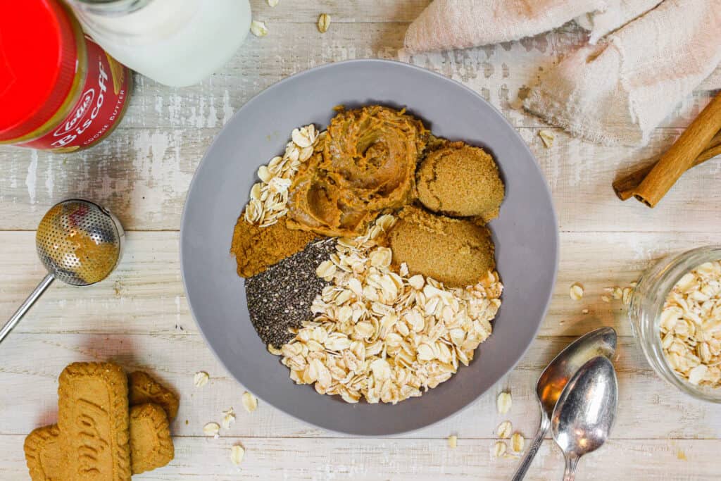 在一个碗的成份的图象让biscoff隔夜燕麦