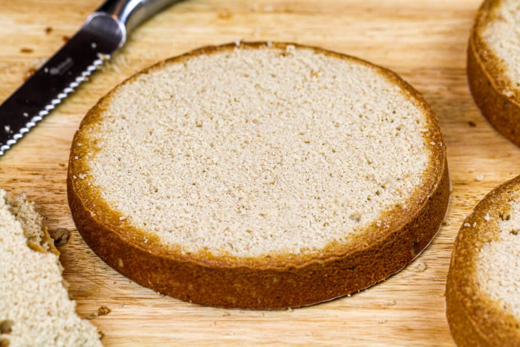 红糖、肉桂、香料蛋糕层用锯齿刀烤平