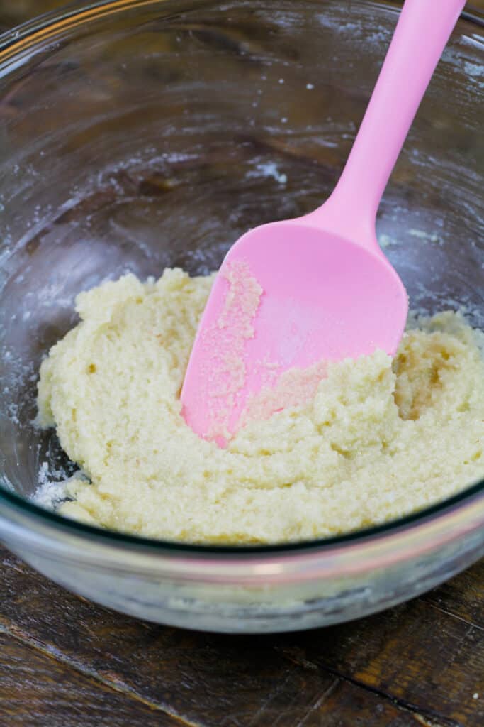 杏仁面粉酱的形象作为制作意大利麦卡龙的第一步