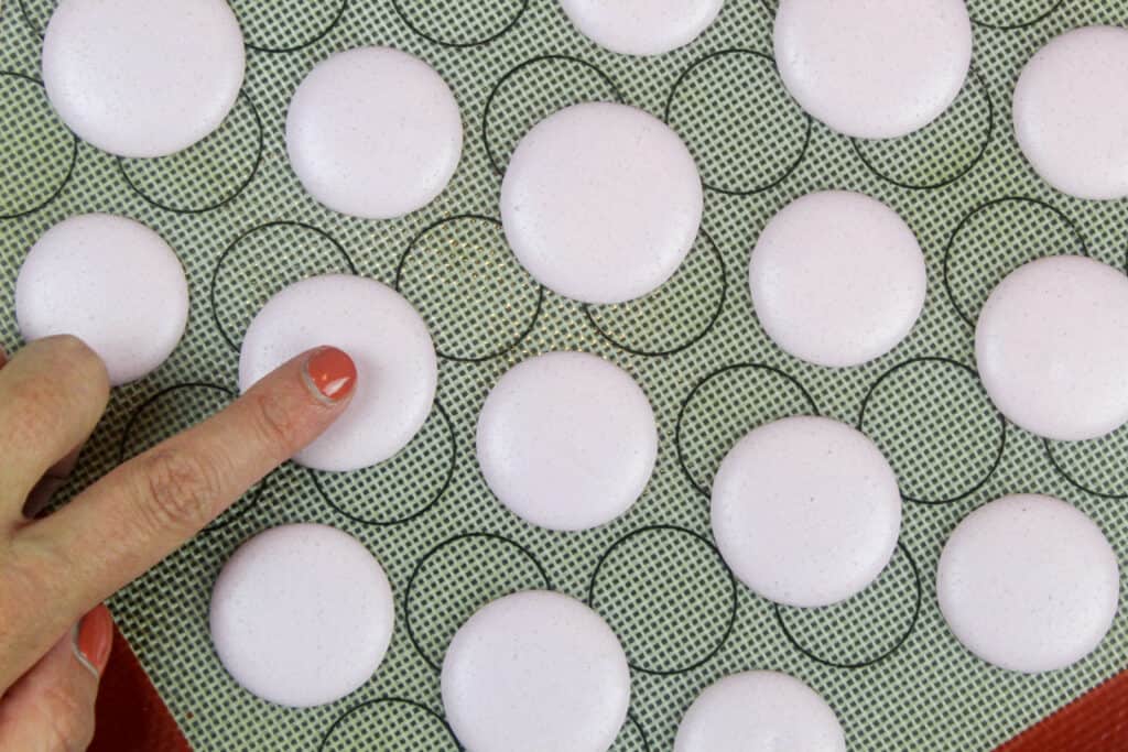 休息的意大利macarons的图像帮助他们在被烘烤之前形成皮肤