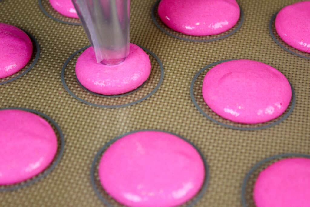 粉红色的形象法国未曾面糊被输送到silpat硅胶垫