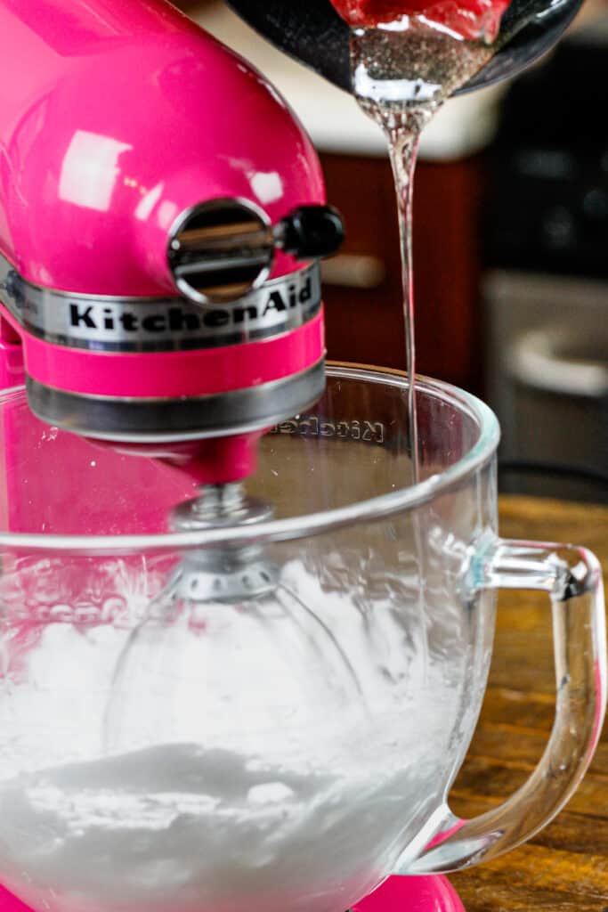 形象的糖浆倒入蛋清使意大利酥皮