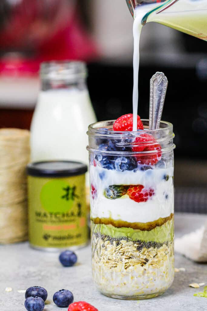 燕麦牛奶流入匹配的形象