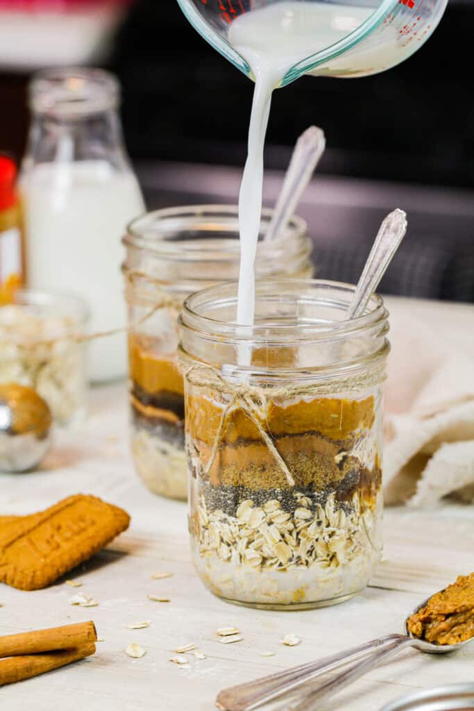 想象牛奶被倒进装满过夜燕麦的罐子里