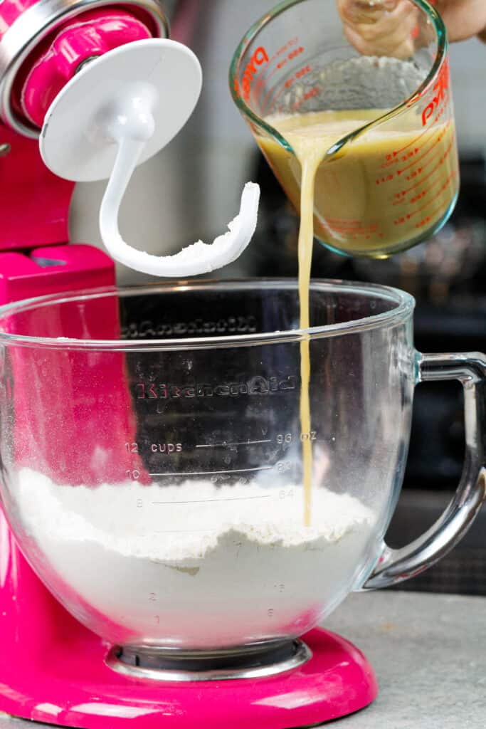 被涌入面粉的咖啡的图象做咖啡桂香卷面团