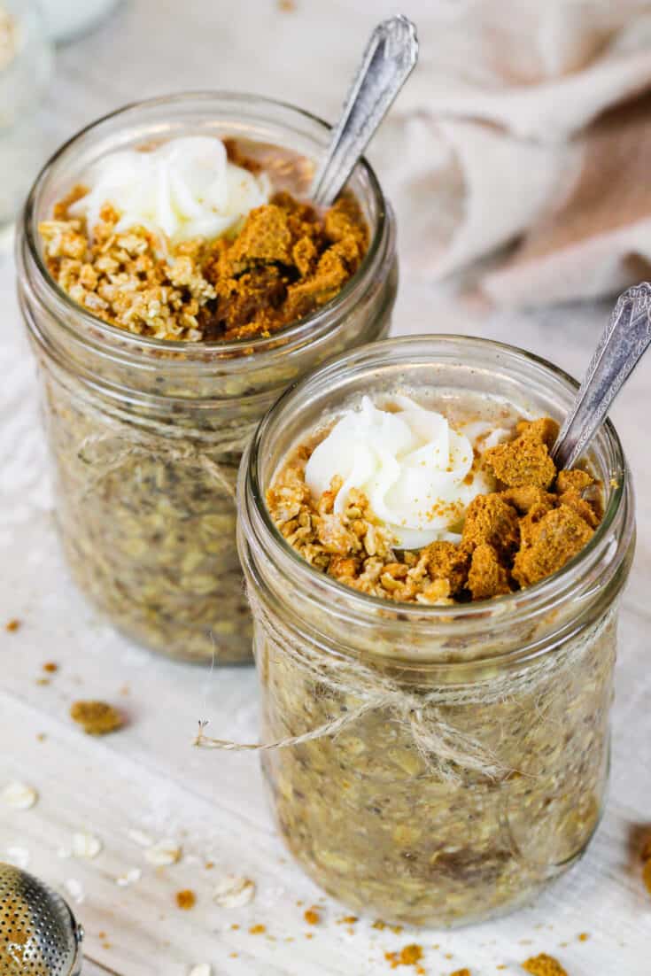 Biscoff曲奇饼黄油的图象在逗人喜爱的梅森罐子做的夜间燕麦