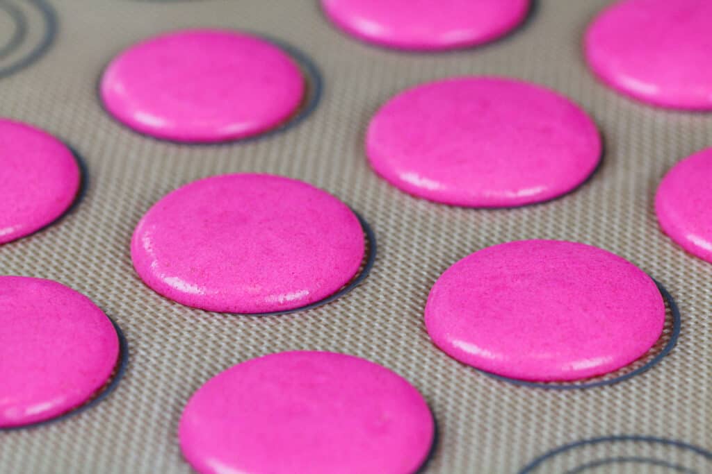 法国马卡龙的形象在硅垫和管道形成皮肤在烤前休息