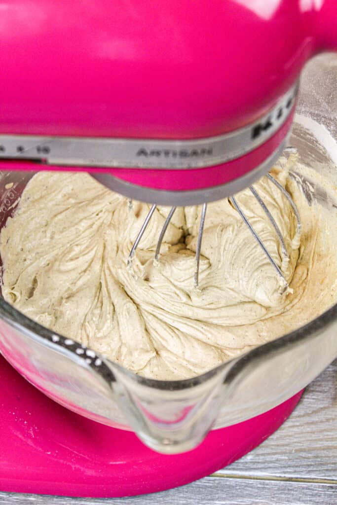 biscoff纸杯蛋糕面糊在Kitchenaid制作的图像