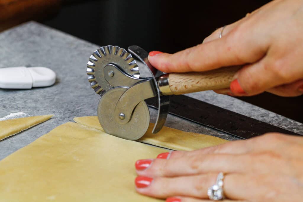 肉桂卷的面团被切成方形，有尖锐的角。