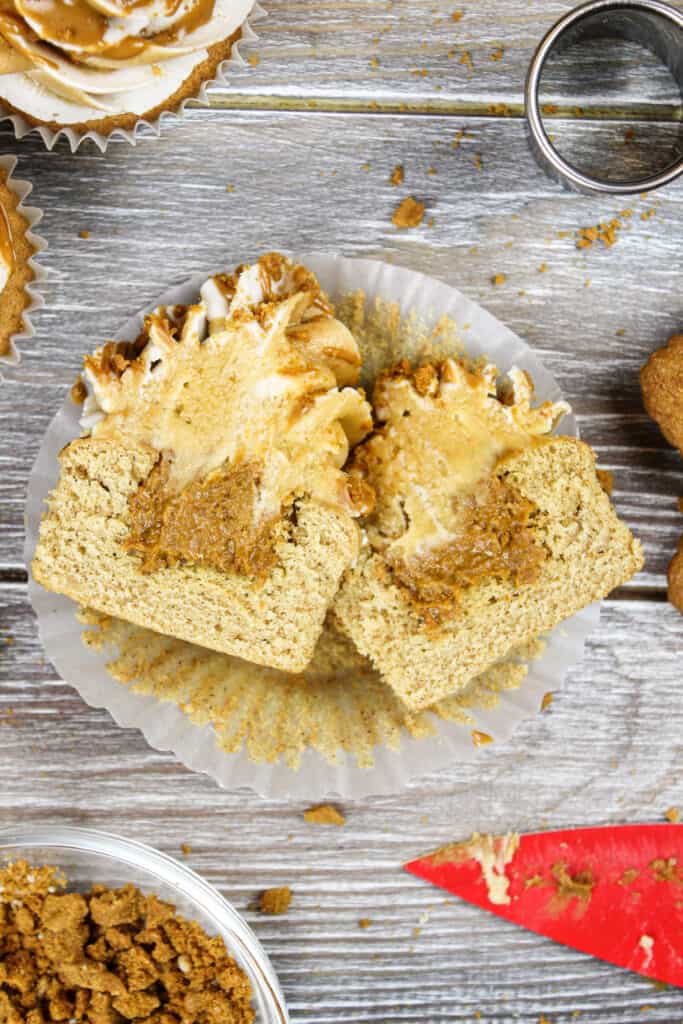 切开的biscoff纸杯蛋糕，中间填满了饼干黄油