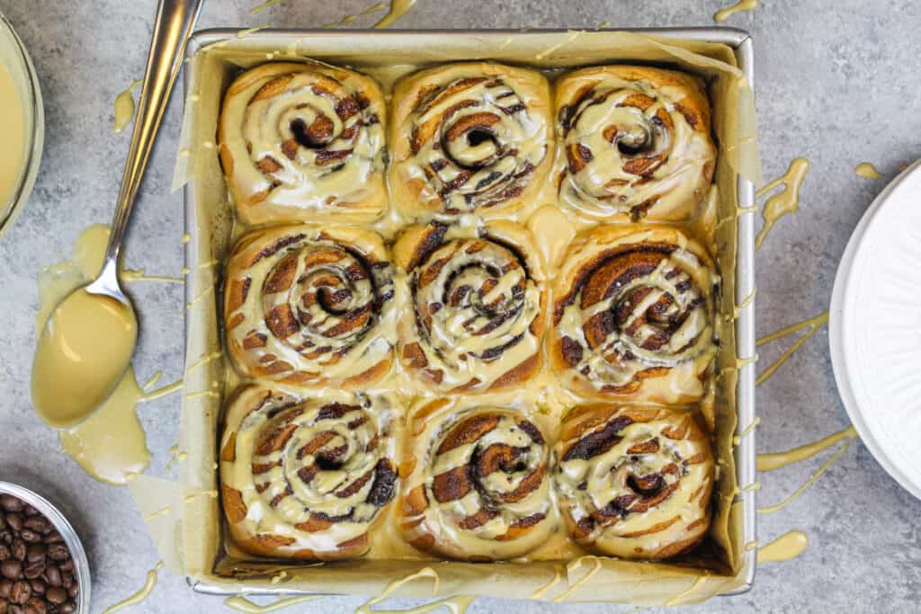 浓咖啡肉桂卷的图象给上釉并且准备好供应