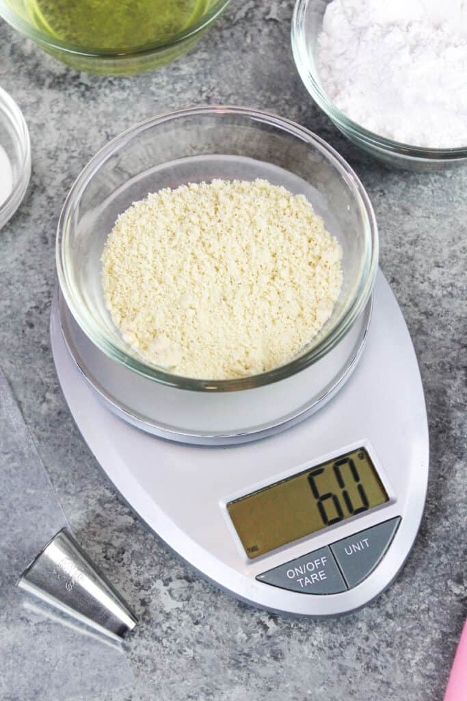 超细的杏仁粉被称在一个小厨房秤做马卡龙图像