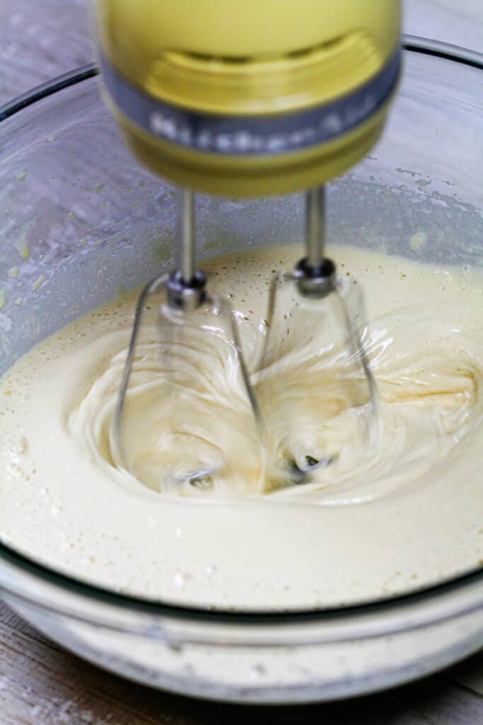 鸡蛋和糖被鞭打的图象，使biscoff果仁巧克力与峭壁顶部