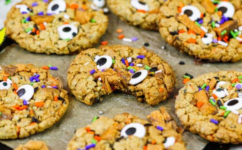 用butterfinger和糖果眼睛做的怪物花生酱曲奇饼的图象