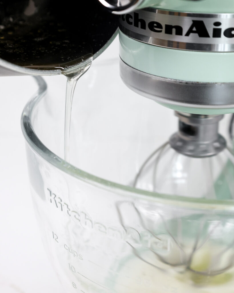 将糖浆的图像倒入蛋清中，使意大利蛋白蛋白