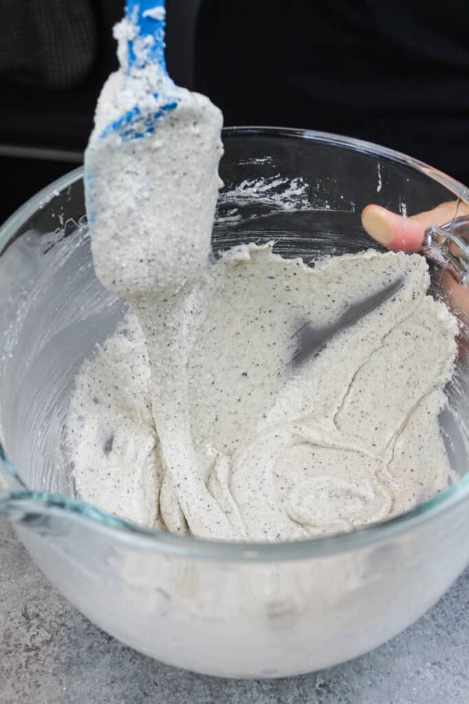 奥利奥的马卡龙面糊被完美地混合成厚厚的岩浆或带状的稠度