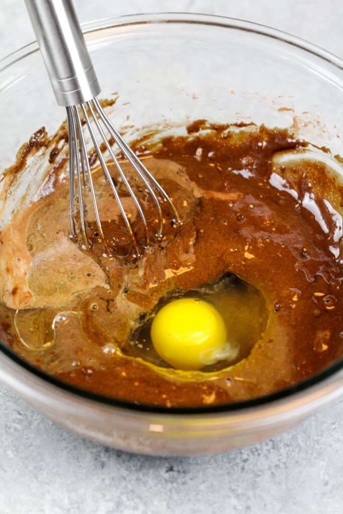 用迷你扫做的巧克力杯形蛋糕面团的图象