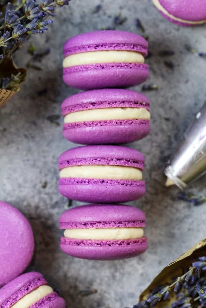 紫色法国macarons的图象充满buttercream