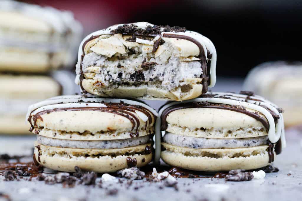 奥利奥马卡龙的图片，一咬就堆在一起，以显示其有嚼劲的中心