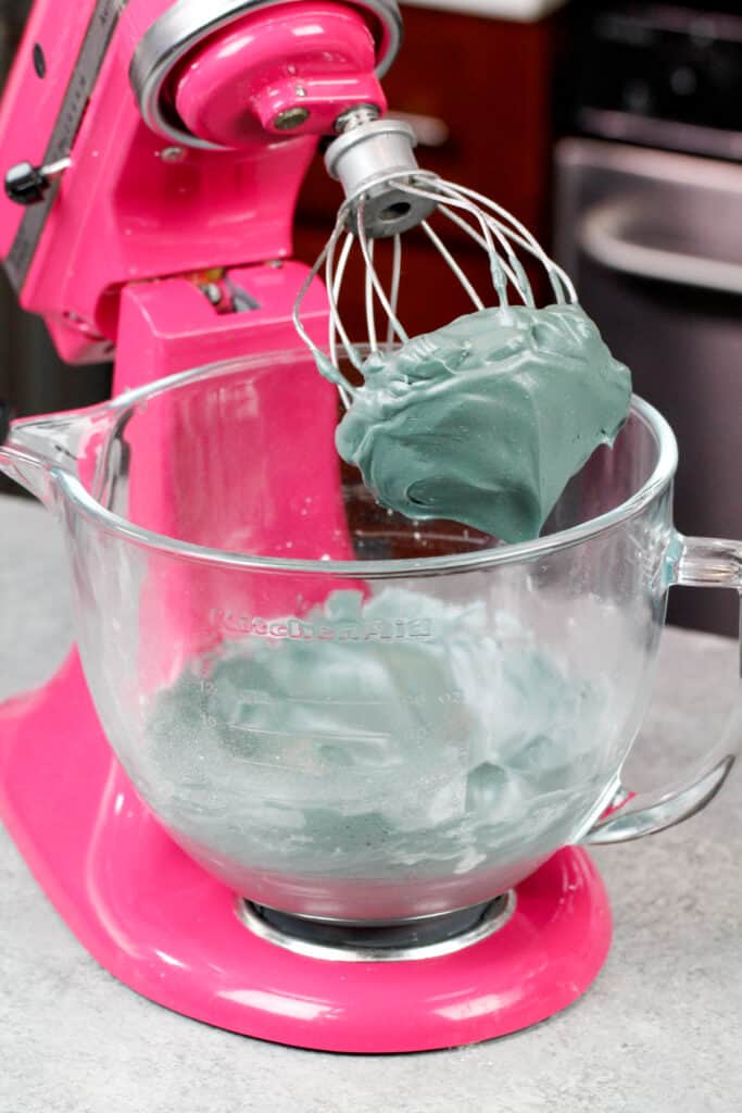 法国蛋白酥皮的形象与一些黑色凝胶食品着色