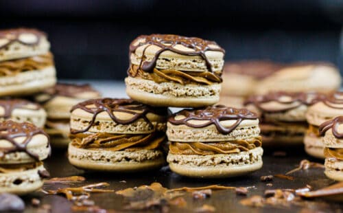 用毛毛雨巧克力装饰的Nutella macarons的图像
