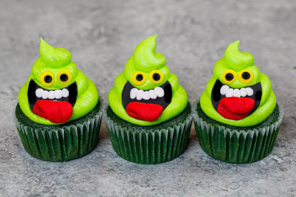 柜台上的小纸杯蛋糕