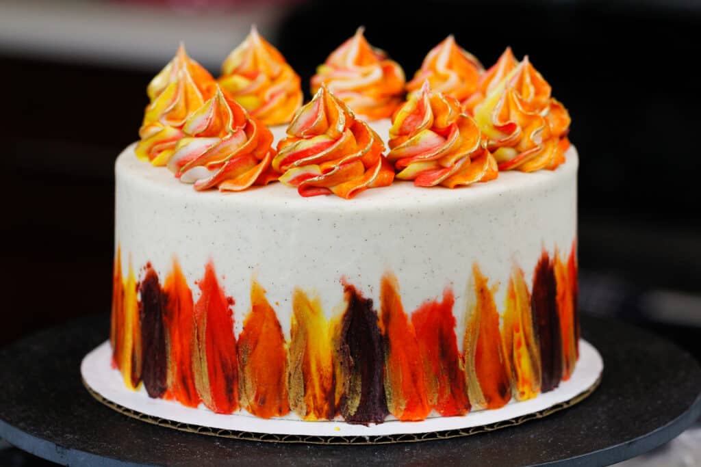 图像的一个美丽的无谷蛋白香料蛋糕装饰着明亮Fall-inspired结霜