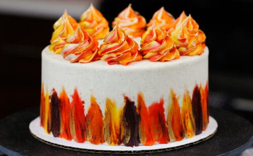 一个美丽的无麸质香料蛋糕装饰着明亮的秋天灵感的糖霜