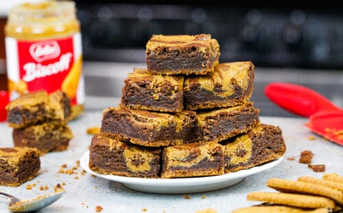 Biscoff果仁巧克力的图象烘烤和堆积在板材