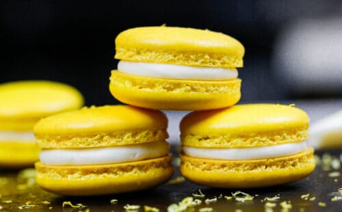 法国柠檬macaron的图象充满柠檬凝乳和新鲜的柠檬buttercream结霜