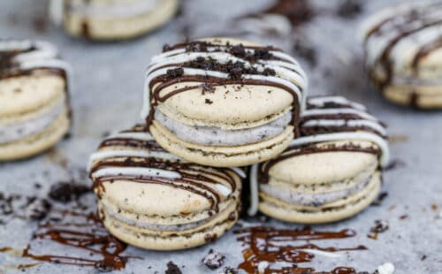 堆积在彼此顶部的奥利奥的映象和毛毛雨与黑暗和白色巧克力