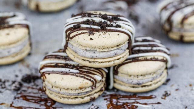 堆积在彼此顶部的奥利奥的映象和毛毛雨与黑暗和白色巧克力