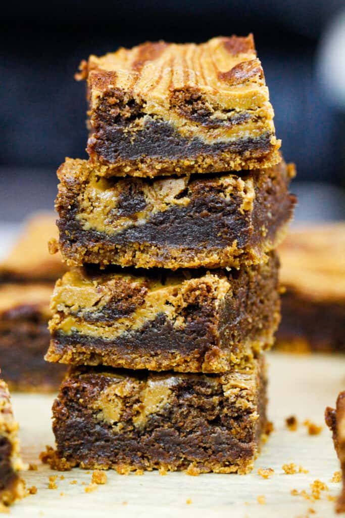 堆积在彼此顶部的BISCOFF果仁巧克力的图像显示他们的美味玻璃纹理