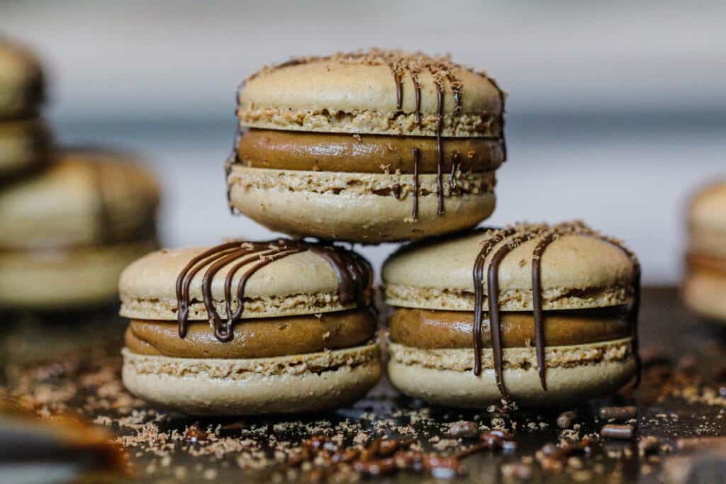 3堆积的法国巧克力macarons装饰着一个美丽的毛毛雨的巧克力巧克力