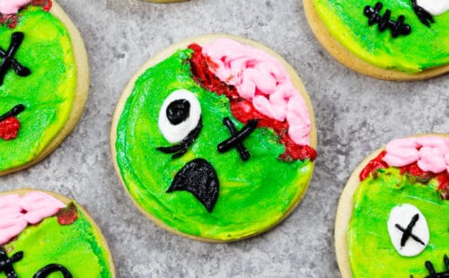 用软的乳脂干酪曲奇饼和自创乳酪结霜做的僵尸曲奇饼的图象