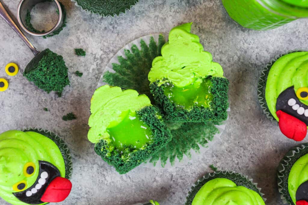 “捉鬼者”纸杯蛋糕的图片，里面装满了酸橙凝乳，看起来像星浆