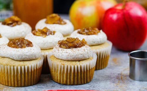 这是苹果酒纸杯蛋糕，上面有苹果派馅和一层肉桂