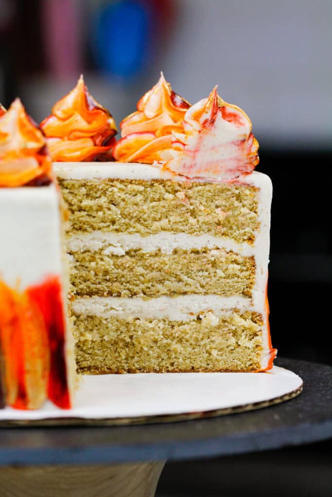 这是一个分层的香料蛋糕，它被切成薄片，以显示蛋糕层松软柔软的质地