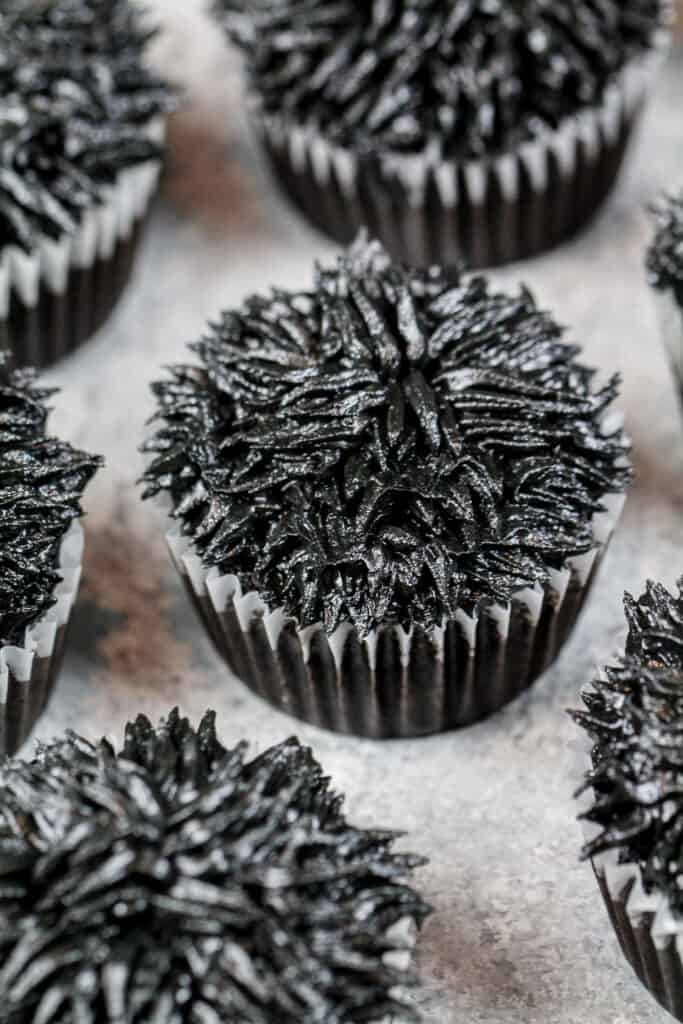 图像使用草尖的黑色蛋糕上撒上糖霜烟尘雪碧蛋糕