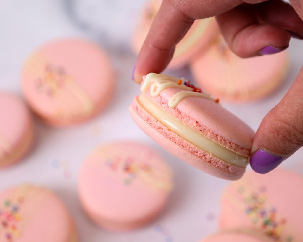 意大利马卡龙的图像，里面装满了巧克力甘纳奇