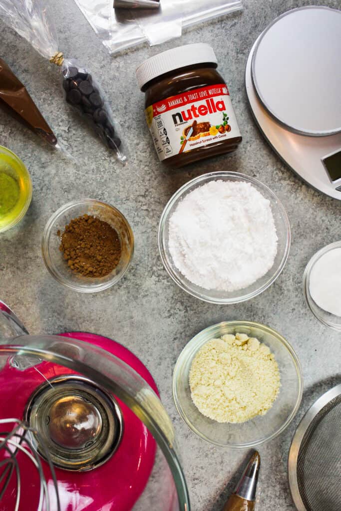 布置成分的图像制作巧克力macarons