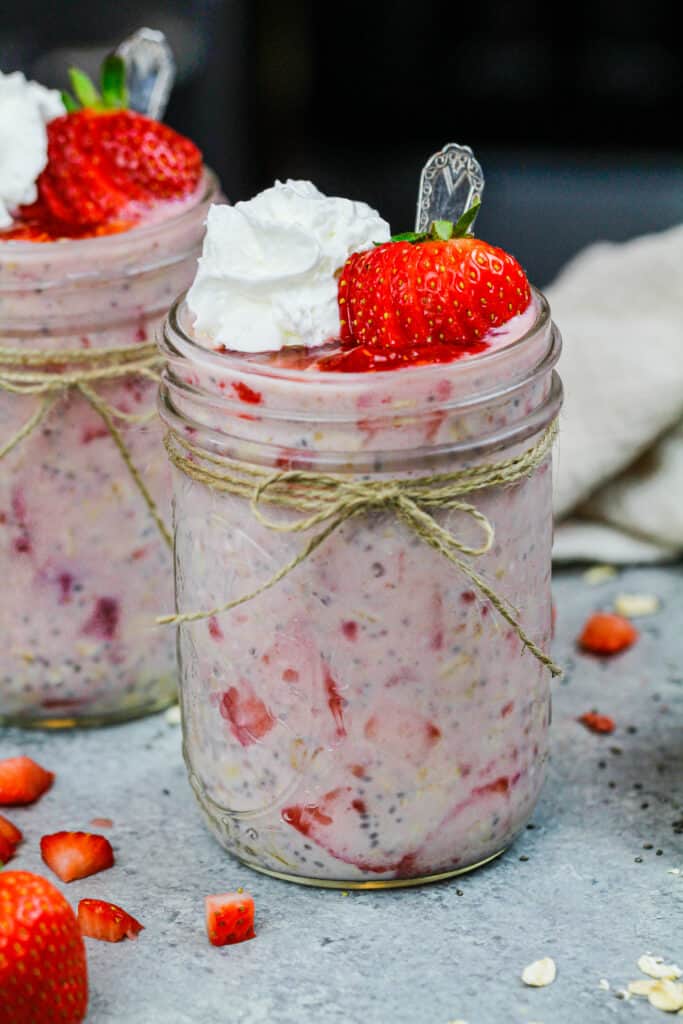 草莓隔夜燕麦的图象在逗人喜爱的梅森罐子里