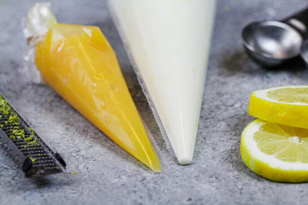 柠檬凝乳和新鲜的柠檬buttercream的图象放置在管道袋子并且准备填装柠檬macarons