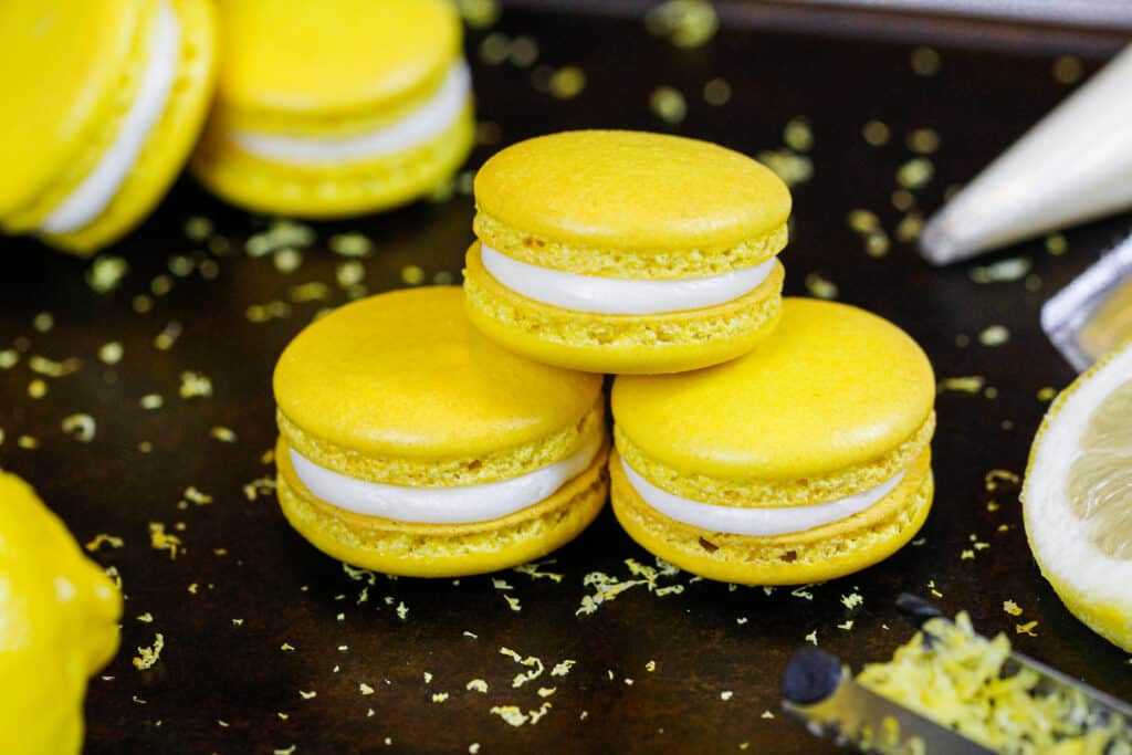 法国柠檬macaron的图象充满柠檬凝乳和新鲜的柠檬buttercream结霜