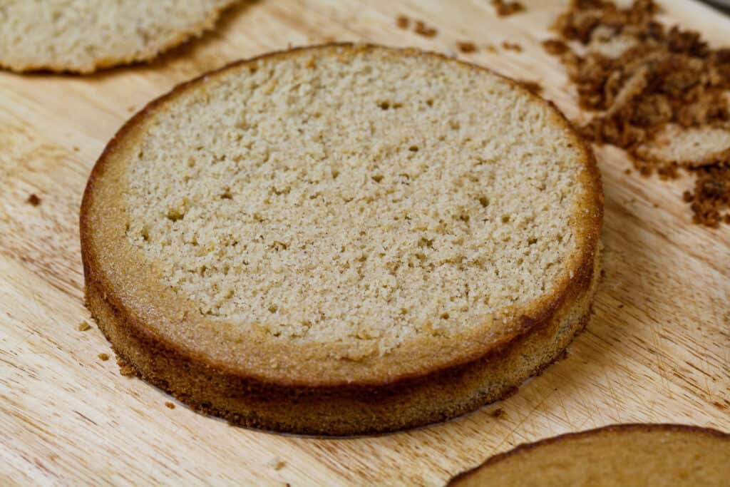 香料蛋糕层的图像，已经被水平，使它容易堆叠和分层的香料蛋糕