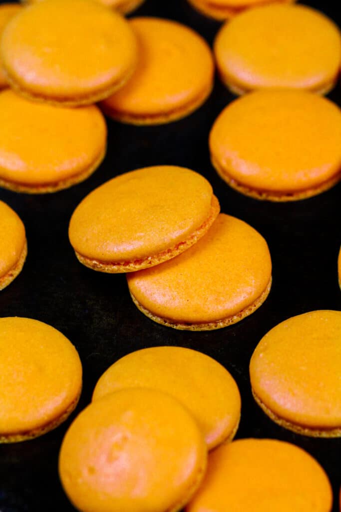 被烘烤的橙色macaron壳的图象做南瓜macarons