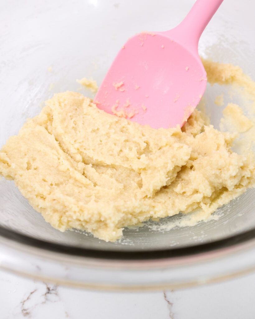 蛋清的图像，杏仁粉和糖粉制成糊状物制成意大利马卡龙