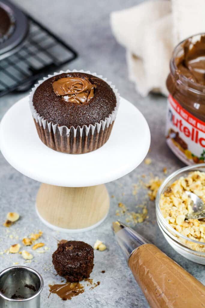 一个巧克力蛋糕充满了能多益的形象