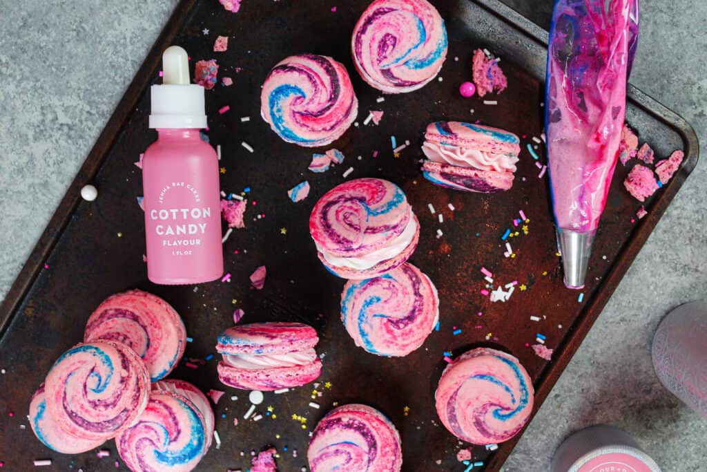 棉花糖马卡龙的图像，里面塞满了棉花糖奶油