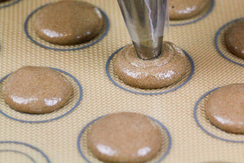 被用管子的巧克力macarons的图象被用在硅砾席子上